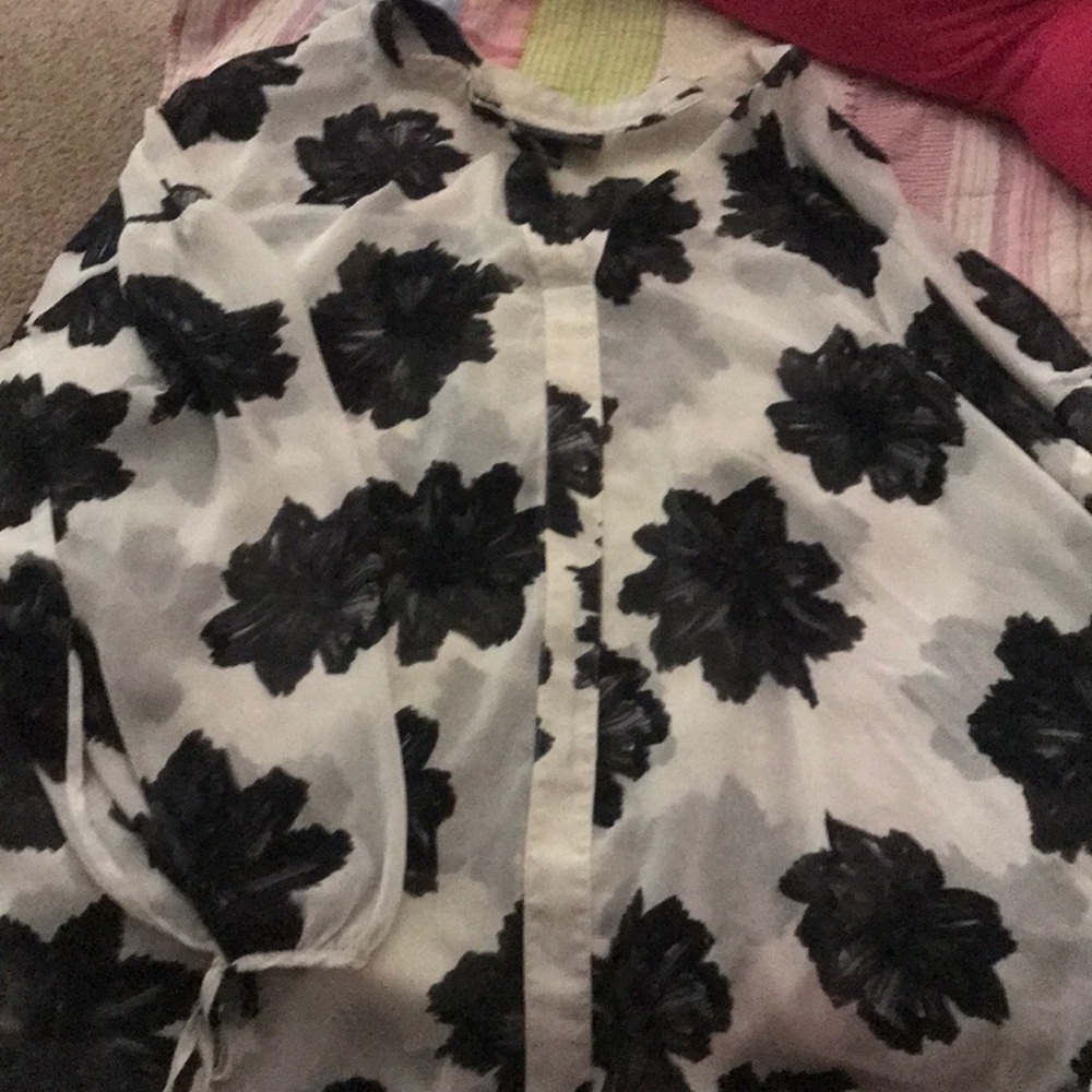 4x black and white floral blouse